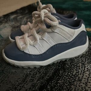 Stylish Kids' Sneakers in Navy and White